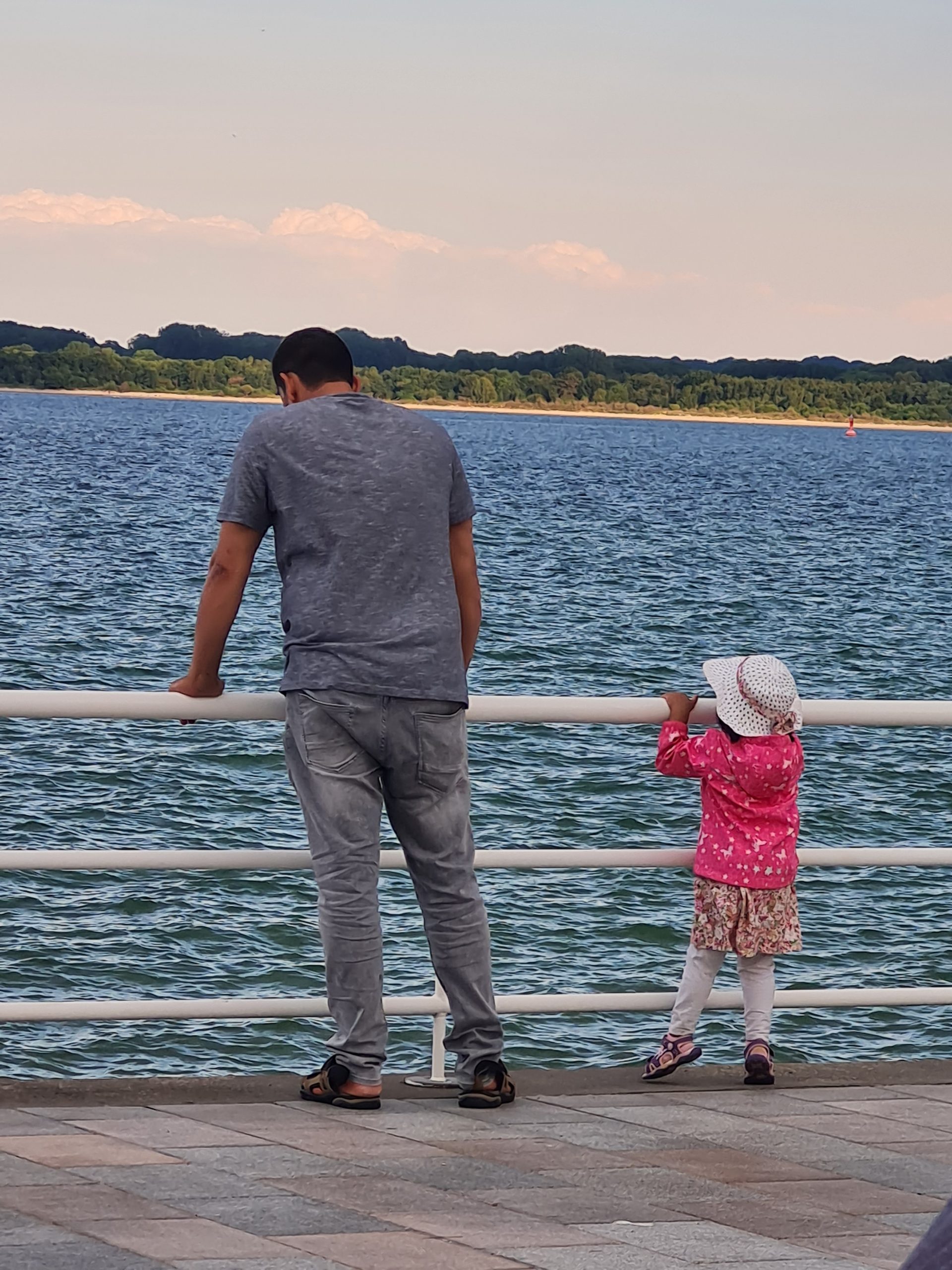 Vater und Tochter am See